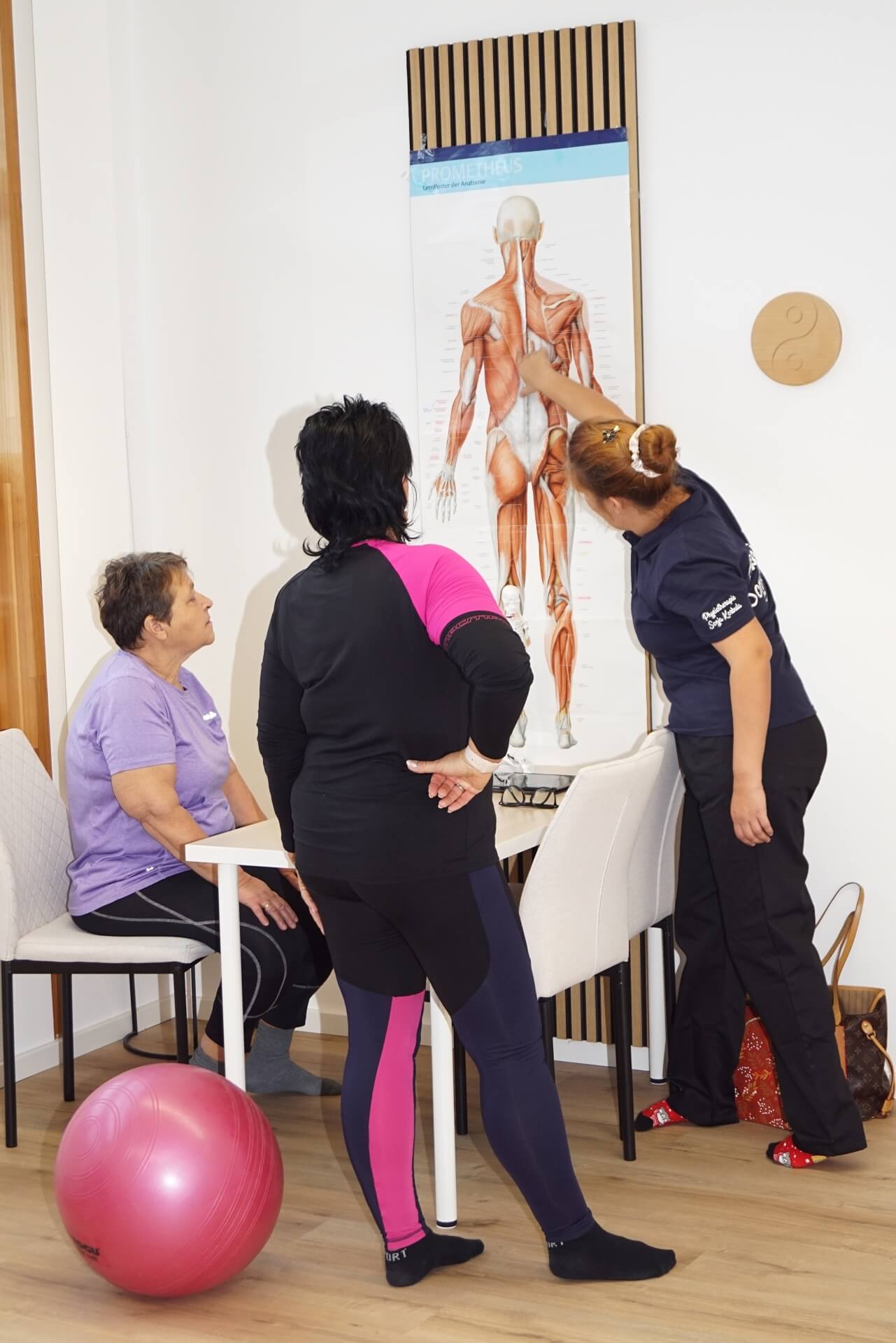 Bild Sonja Korbula mit zwei Patientinnen